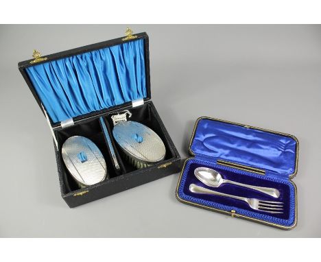 Silver brush and comb set, mm Broadway &amp; Co, Birmingham hallmark dated 1976, in the original box together with a boxed Ch