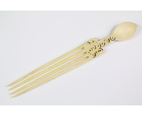 A Zulu ivory snuff spoon/comb, approx 11.5 cms.