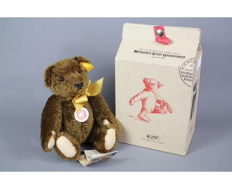 A Steiff Teddy Bear, after the Classic 1909, approx 26 cms h, in the original box with papers, model nr 000423.