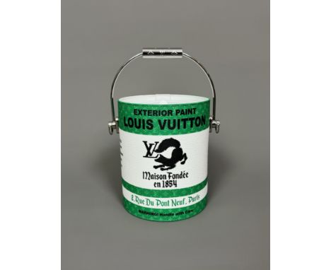 LOUIS VUITTON. Sac « LV Paint Can » . Déﬁlé Homme, Automne-Hiver 2022. Imaginé par le designer Virgil Abloh, ce collector aud