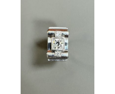 BAGUE TANK ANNEES 1940 en platine et diamants, présentant un diamant taille brillant ancienne de plus de 1,40 carats. Poids b