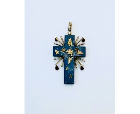Salvador DALI (1984-1989) « Croix latine rayonnante » 1982 Pendentif en or jaune et lapis lazuli. Rehaussée de motifs géométr