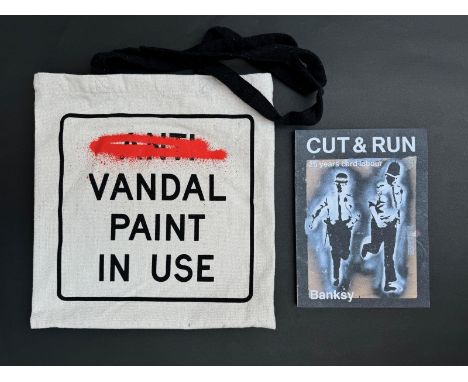 BANKSY (Né en 1974) Livre et son Tote bag par BANKSY vendu lors de l’exposition Banksy, Glasgow,2023 - Gallery of Modern Art.