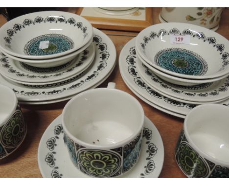 A Broadhurst 'Alicante' part dinner service