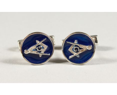 A PAIR OF SILVER AND BLUE ENAMEL MASONIC CUFFLINKS.