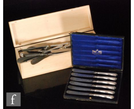 Eighteen Sterling silver handled dinner and dessert knives with four silver handled button hooks, four shoe horns and a cased