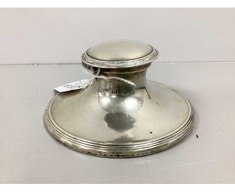 An Edwardian Hallmarked Silver Inkwell, William Comyns &amp; Sons, London 1905, of circular form with reeded band to rim, the