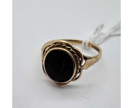 A 9ct Gold Vintage Stone Set Ring, the inset hardstone panel oval collet set within ropetwist style surround and scalloped bo