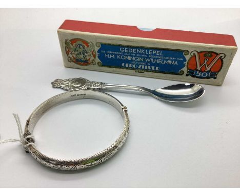 A Vintage Hallmarked Silver Hinged Bangle, E Lilley &amp; Co, Birmingham 1979, the hinged front with scrolling foliage design