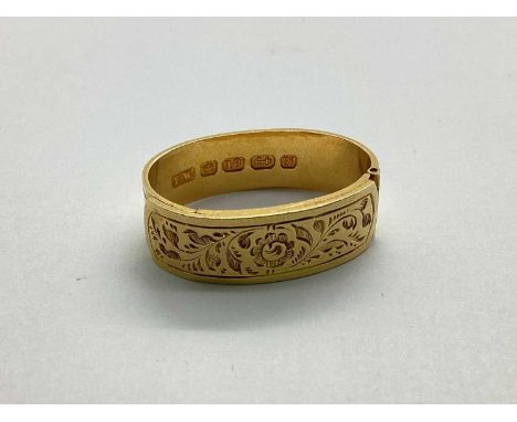 An 18ct Gold Highly Decorative Scarf Ring, the hinged front with etched scrolling foliage design, to verso of plain reeded de