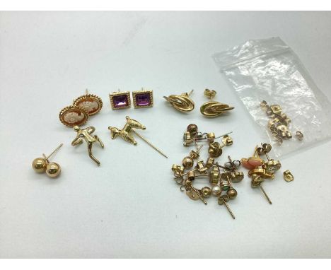 A 9ct Gold Novelty Ear Cuff, in the form of a climbing figure, together with a pair of 9ct gold abstract crossover earrings, 