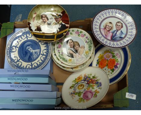 A quantity of boxed Wedgwood plates to include 2003 calendar plates, Daily Mail commemorative plates, plus two Royal Doulton 