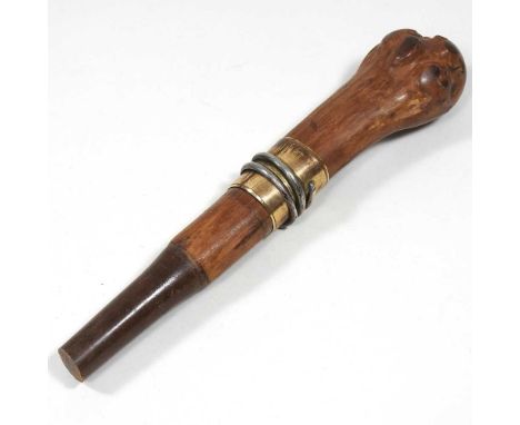 A carved wooden walking stick handle, with an 18 carat gold band, 21cm