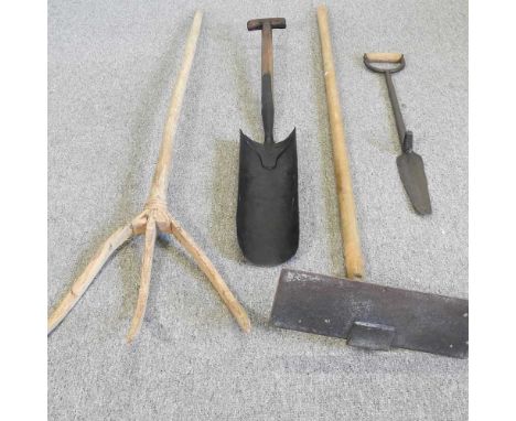A collection of vintage wooden gardening tools, to include two spades (4)