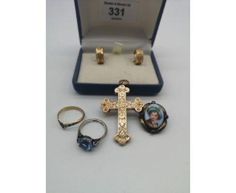 A mixed lot to include gold earrings, two 9ct &amp; silver rings, a silver ring, a Victorian gold cross &amp; a small Victori