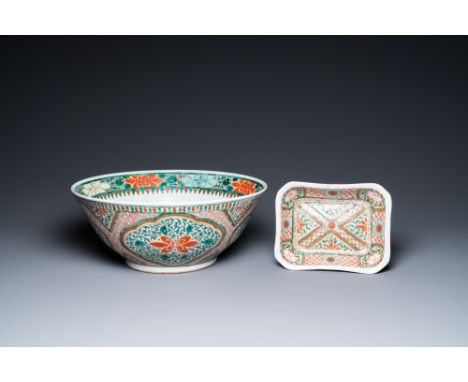 Full title: A large Chinese wucai bowl and a rectangular dish, Kangxi and/or laterDescription:Dia.: 40 cm - H.: 16,6 cm (the 