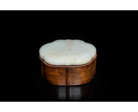 Full title: A Chinese wooden box with a white jade 'ruyi' plaque as cover, 18/19th C.Description:Dim.: 12,5 x 10 x 5,5 cm (th