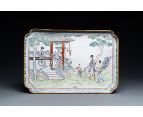 Full title: A Chinese rectangular Canton enamel tray, QianlongDescription:Dim.: 30 x 20 cmThe absence of a condition report d
