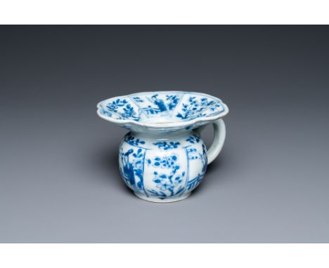 Full title: A Chinese blue and white spittoon, KangxiDescription:L.: 13,5 cm - H.: 8,5 cmThe absence of a condition report do