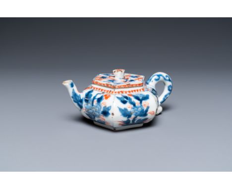 Full title: A Chinese hexagonal Imari-style teapot and cover, KangxiDescription:L.: 15,5 cm - H.: 6,5 cmThe absence of a cond