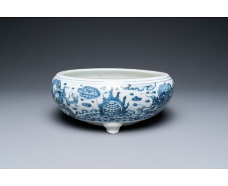 Full title: A Chinese blue and white tripod censer with dragons, KangxiDescription:Dia.: 25,5 cm (outer rim) - H.: 10 cmThe a