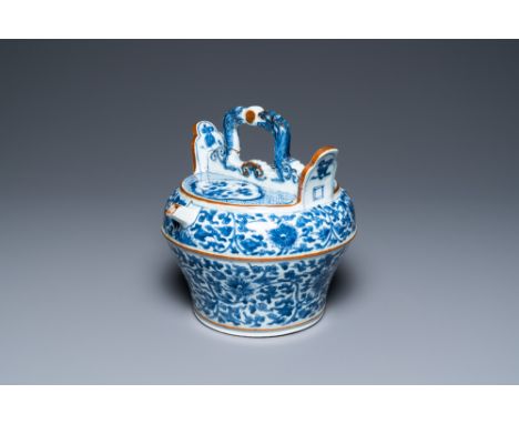 Full title: A Chinese blue and white lime pot for the Vietnamese market, KangxiDescription:L.: 20 cm - H.: 20,5 cmThe absence