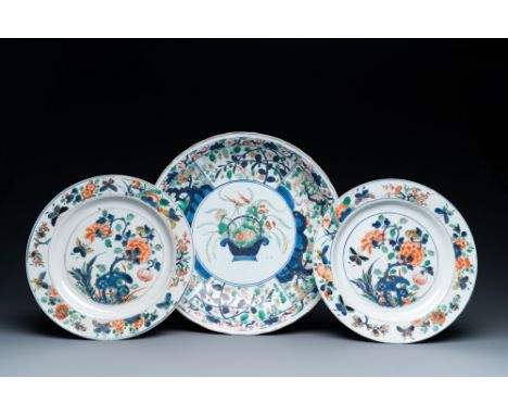 Full title: Three Chinese famille verte dishes, KangxiDescription:Dia.: 35 cm (the largest)The absence of a condition report 