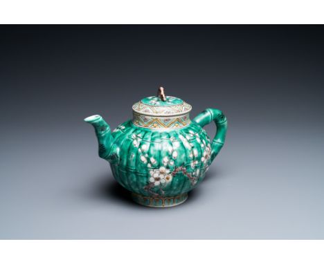 Full title: A Chinese ribbed verte biscuit teapot and cover, KangxiDescription:L.: 20 cm - H.: 12,5 cmThe absence of a condit