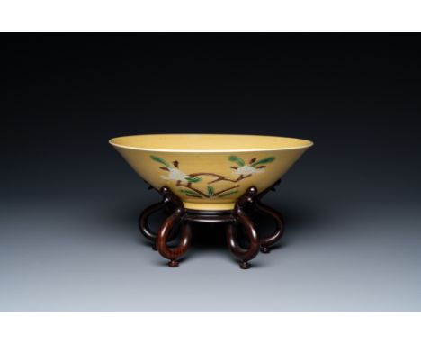 Full title: A Chinese yellow-ground 'brinjal' biscuit bowl, KangxiDescription:Dia.: 20,5 cm - H.: 11,5 cm (incl. stand)Dia.: 