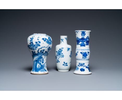 Full title: Three Chinese blue and white vases, KangxiDescription:H.: 21,5 cm (the tallest)The absence of a condition report 