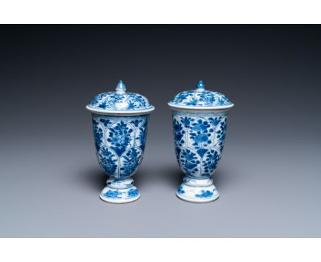 Full title: A pair of Chinese blue and white beakers and covers, KangxiDescription:H.: 13,5 cm - Dia.: 7,5 cm (the tallest)Th