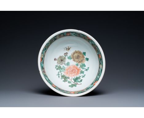 Full title: A Chinese famille verte bowl with floral design, KangxiDescription:Dia.: 24 cm - H.: 10,5 cmÊ Condition: (UV-chec