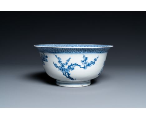 Full title: A Chinese blue and white bowl with floral design, KangxiDescription:Dia.: 19 cm - H.: 9 cmThe absence of a condit
