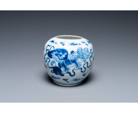 Full title: A Chinese blue and white 'Buddhist lions' brush washer, Kangxi mark, 19th C.Description:H.: 10,5 cmThe absence of