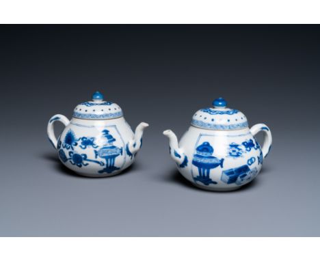 Full title: A pair of Chinese blue and white 'antiquities' teapots, KangxiDescription:L.: 14 cm - H.: 9 cmÊ Condition: (UV-ch