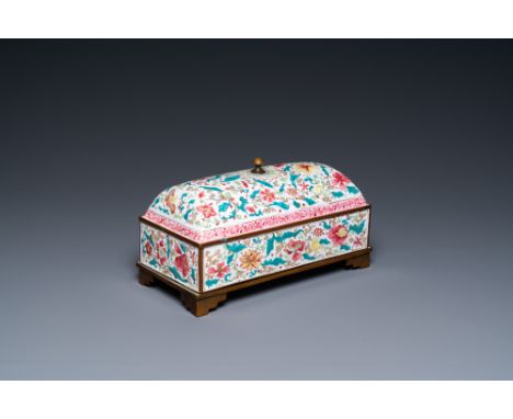 Full title: A Chinese rectangular Canton enamel desk set, QianlongDescription:Dim.: 21 x 11,5 x 10 cmThe absence of a conditi