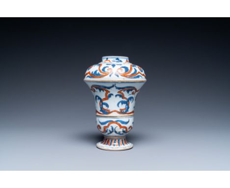 Full title: A Chinese blue, white and iron-red urn-shaped vase, KangxiDescription:H.: 16,5 cmThe absence of a condition repor