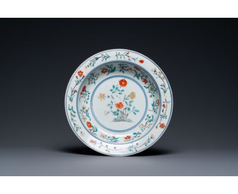 Full title: A Japanese Kakiemon basin with floral design, Edo, late 17th C.Description:Dia.: 26 cm - H.: 5,5 cmThe absence of