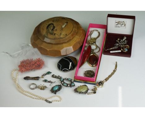 A small collection of vintage costume jewellery to include some silver examples. 