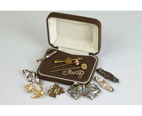 A small collection of vintage jewellery to include Victorian sterling silver brooches 