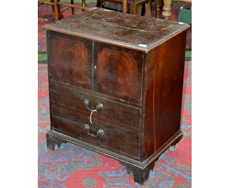 George III mahogany commode in the form of a tallboy of small proportions. 75cm high x 65cm wide x 45cm deep.