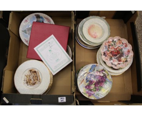 A large collection of wall plates: Coalport, Royal Worcester etc (2 trays). 