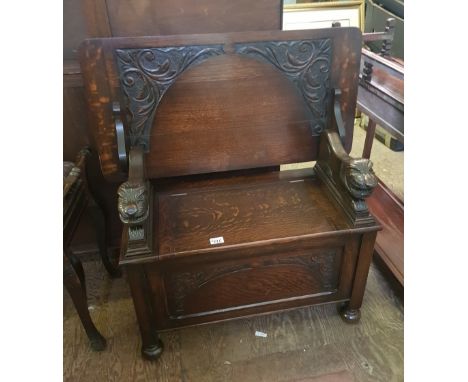 Early 20th century Monks Bench: carved lion bench arms, 91cm wide. 