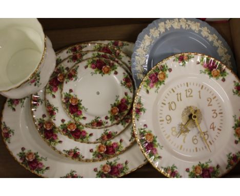 A collection of Royal Albert Old Country Roses items: large oval platter, planter, cake stand (plates only) (1 tray). 