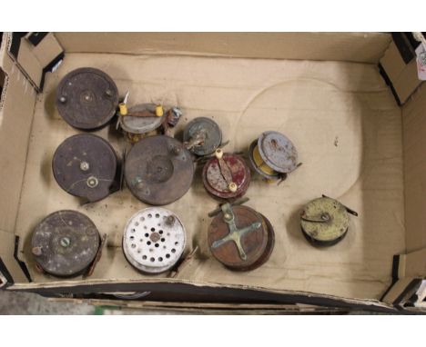 A collection of vintage wood and bakelite fishing reels: 