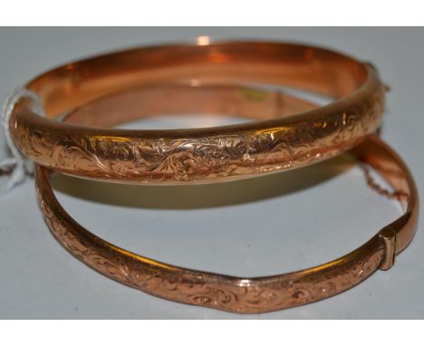 A 9ct rose gold hinged bangle, engraved and chased with scrolls, 6cm diam;  15.5g