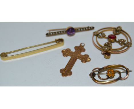 A 9ct gold tie pin, 2.3g;  a 9ct gold cross, 1.5g;  a 9ct gold bar brooch, set with amethyst and seed pearl;  an Art Nouveau 