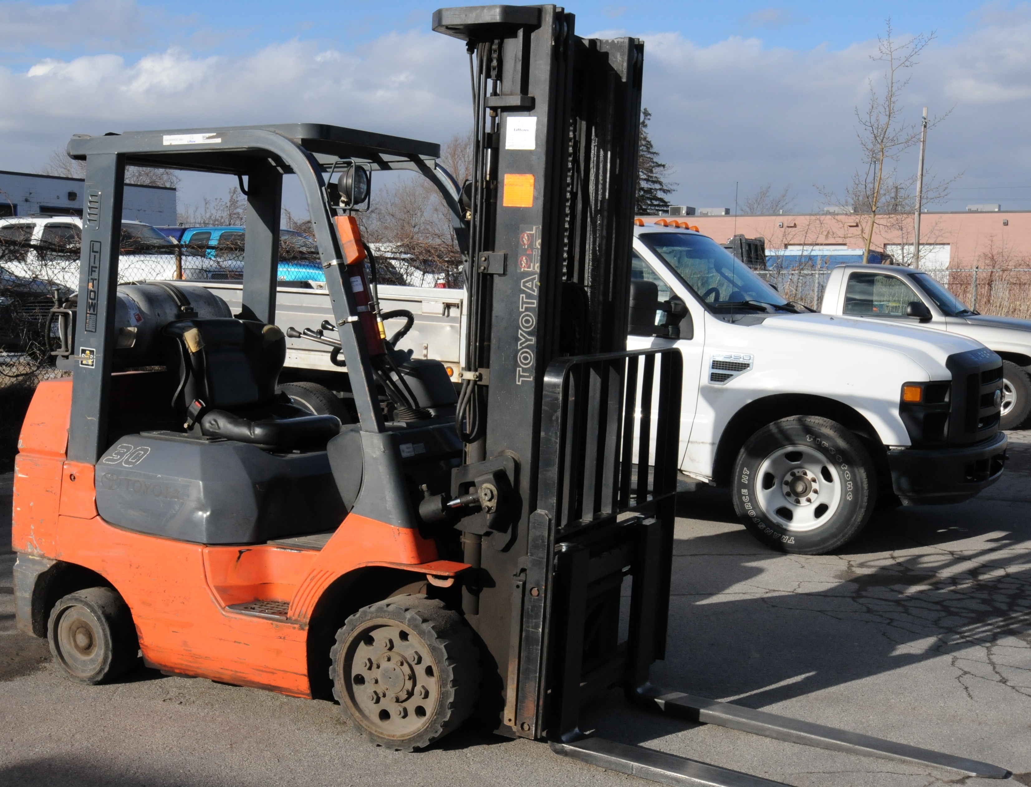 TOYOTA 7FGCU30 5000 LBS CAPACITY LPG FORKLIFT WITH 198.5" REACH, 3