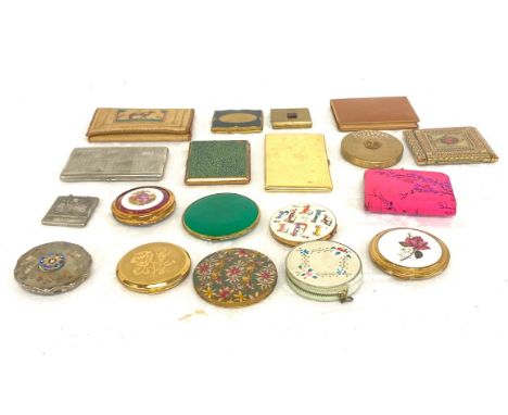 Large quantity of ladies vintage compacts to include enamel pieces 
