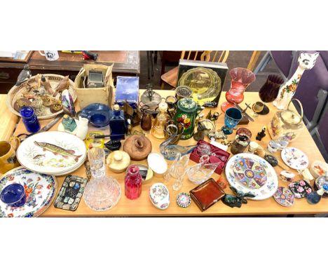 Large selection of collectable miscellaneous pieces to include Carltonware, Imari plate etc 